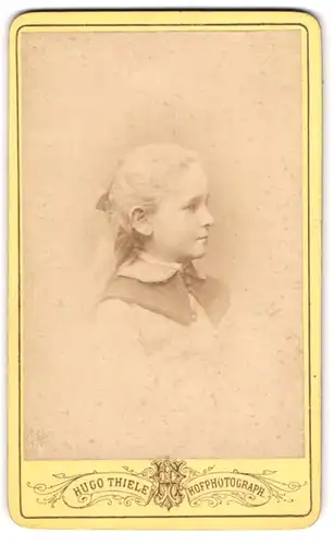 Fotografie Hugo Thiele, Dresden, Portrait kleines Mädchen mit zusammengebundenem Haar