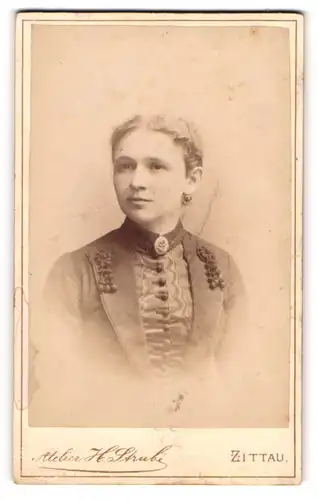 Fotografie H. Strube, Zittau, Portrait Fräulein Mirna Birnbaum mit zusammengebundenem Haar