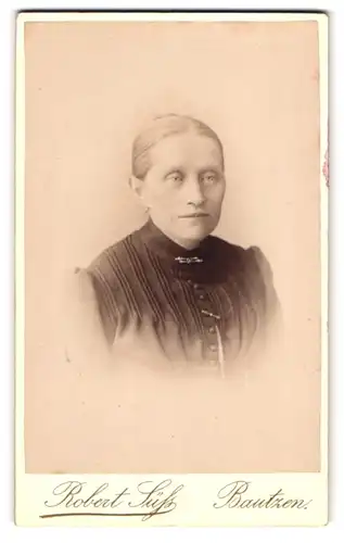Fotografie Robert Süss, Bautzen, Portrait Dame mit zusammengebundenem Haar