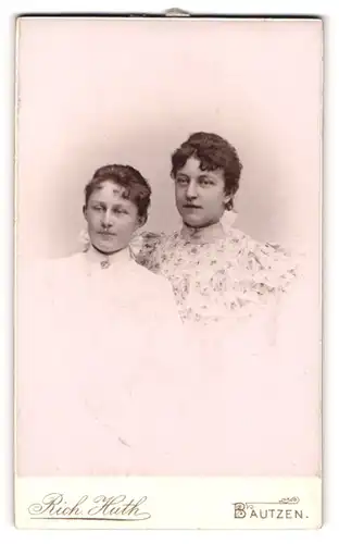 Fotografie Rich. Huth, Bautzen, Portrait zwei Fräuleins mit zusammengebundenem Haar