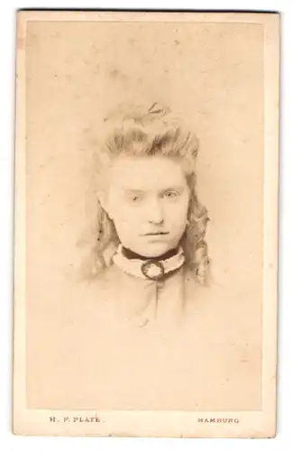 Fotografie H. F. Plate, Hamburg, Portrait Fräulein mit zeitgenöss. Frisur