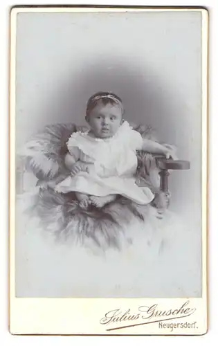 Fotografie Julius Grusche, Neugersdorf, Portrait Säugling in Kleid