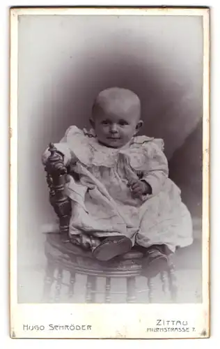 Fotografie Hugo Schröder, Zittau, Portrait Säugling in Kleid