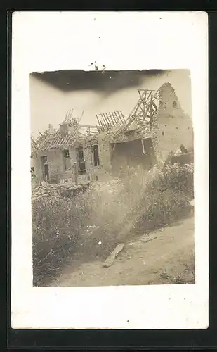 Foto-AK Illies, Partie im zerstörten Ort, 1. Weltkrieg