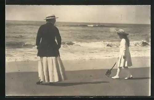AK Prinzessin Juliana von den Niederlanden mit einer Schaufel am Strand, Kinderbild