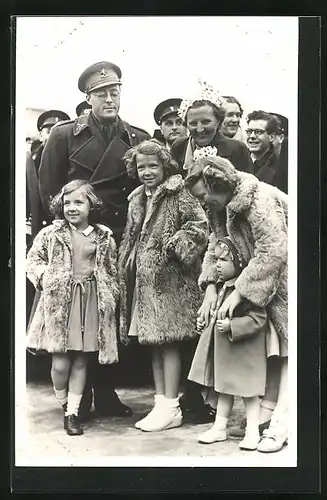 AK Het Koninklijk gezin herenigd op vliegveld Schiphol 1950