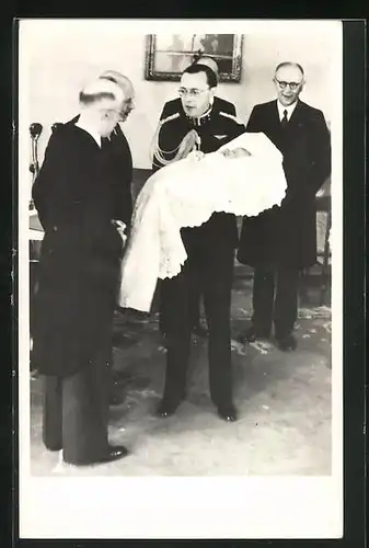 AK Soestdijk, Z.K.H. Prins Bernhard bij de geboorte aangifte van Prinses Marijke, met den Minister-President Dr. Beel