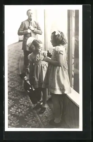 AK Soestdijk, de Prinsesjes Beatrix en Irene met hun Volendammer pop. 1947