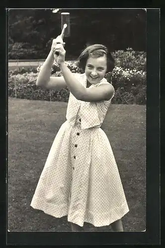 AK Soestdijk, H.K.H. Prinses Margriet mit Hammer in der Hand 1957