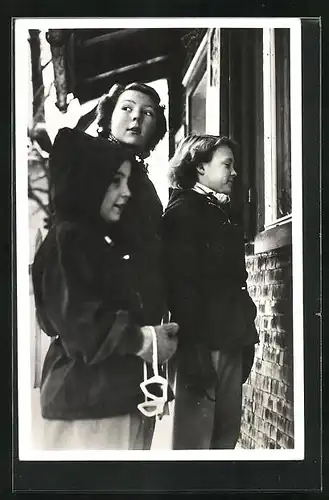 AK Sankt Anton, Prinsessin Beatrix steht vor einem Haus 1950