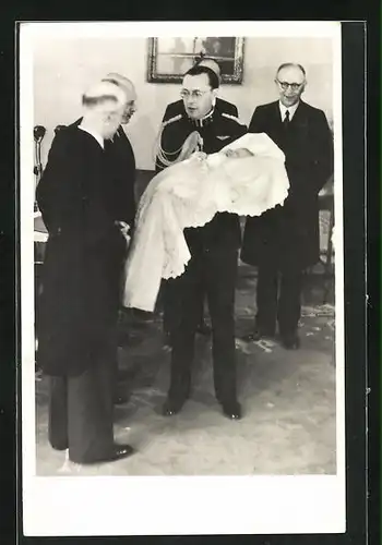AK Soestdijk, Z.K.H. Prins Bernhard bij de geboorte-aangifte van Prinses Marijke met Minister-President Beel