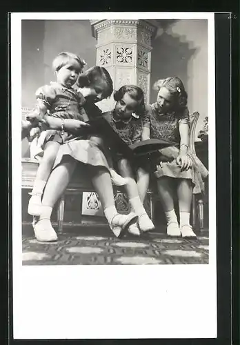 AK Soestdijk, onze vier Prinsesjes bladeren in een platenboek 1950