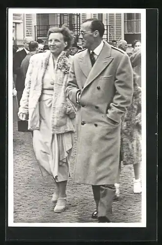 AK Soestdijk, H.M. Koningin Juliana met Haar Gemaal 1949
