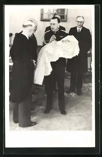 AK Soestdijk, Z.K.H. Prins Bernhard bij de geboorte-aangifte van Prinses Marijke met Minister-Presidente Beel 1947