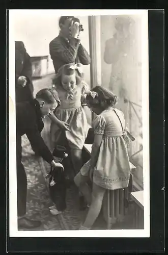 AK Soestdijk, de Prinsesjes Beatric en Irene met hun Volendammer 1947