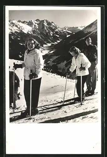 AK Oostenrijk, de Prinsessen Beatrix en Irene skieen op de Galzig 1949