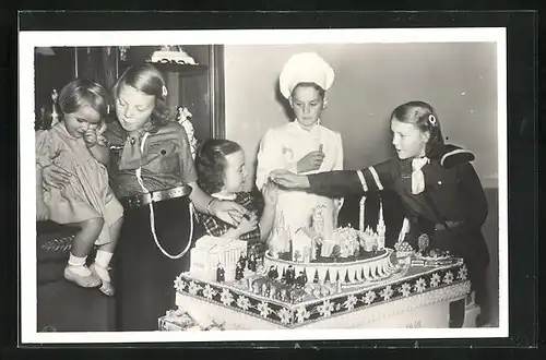 AK Soestdijk, Onze Prinsesjes ontvingen van het Zwolse Gemeentebestuur een reusachtige taart 1949