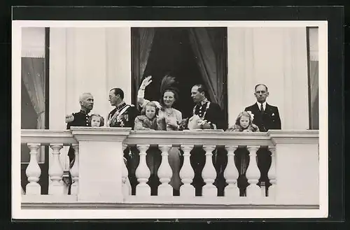 AK Königin Juliana von den Niederlanden grüsst vom Balkon des Paleis Noordeinde