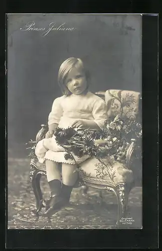 AK Prinses Juliana als Kind mit Blumen