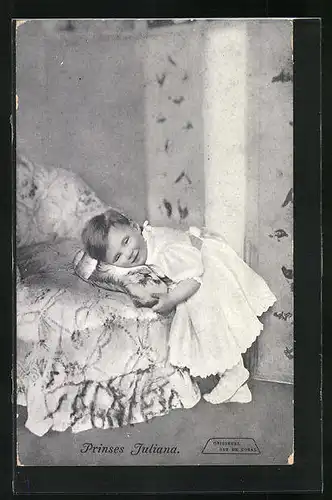AK Prinses Juliana lehnt als kleines Mädchen auf ihrem Bett