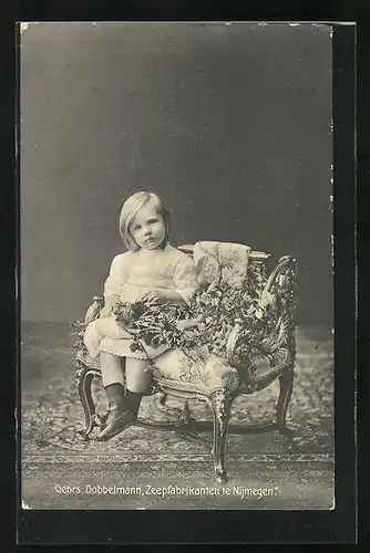AK Prinzessin Juliana als niedliches Mädchen mit Blumen auf einer Bank sitzen
