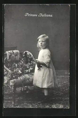 AK Prinses Juliana als niedliches Mädchen mit Blumen an einem Sofa stehend