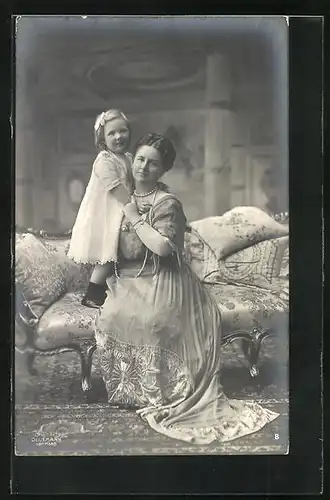 AK Königin Wilhelmina mit niedlichem Mädchen