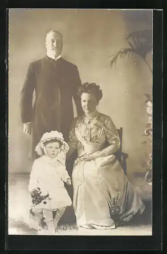 AK Königin Wilhelmina mit Gatten und Tochter im Familienportrait