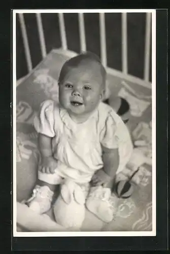 AK Prinzessin Beatrix von den Niederlanden im Kinderbett