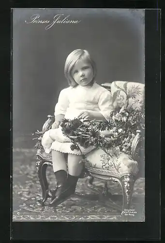 AK Prinzessin Juliana von den Niederlanden als junges Mädchen mit Blumenstrauss