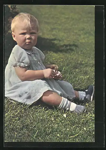 AK Prinzessin Beatrix von den Niederlanden im Kleinkindalter auf dem grünen Rasen