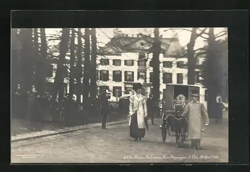 AK `t Loo, H. K. H. Prinses Juliana von den Niederlanden in Haar Ponywagen 1910