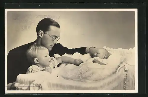 AK Portrait Bernhard von den Niederlanden an der Wiege