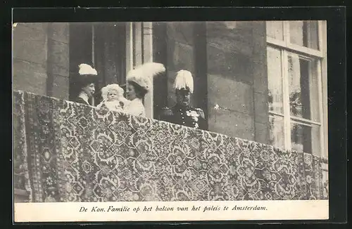 AK Amsterdam, De Kon. Familie von den Niederlanden op het balcon van het palais