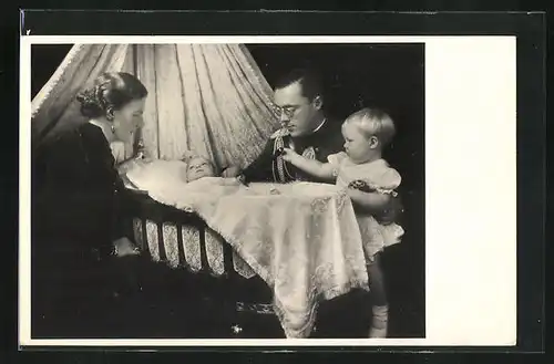 AK Prinz Bernhard von den Niederlanden in der Kinderwiege