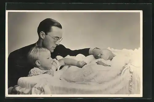 AK Prinz Bernhard von den Niederlanden als Kleinkind in seinem Bettchen