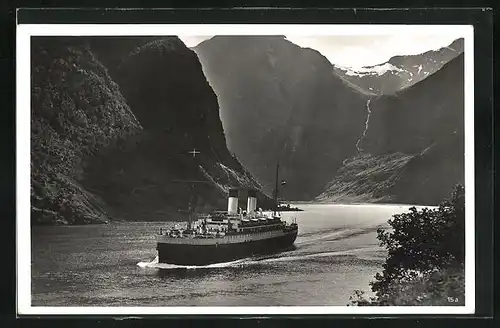 AK M.S. Monte Sarmiento in der Naerobucht in Norwegen