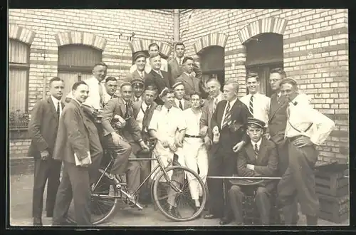 Foto-AK Gruppenbild von Burschenschaftlern mit Fahrrad
