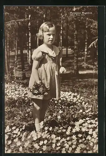 AK Prinzessin Ragnhild von Norwegen als Kind im Kleid beim Blumenpflücken