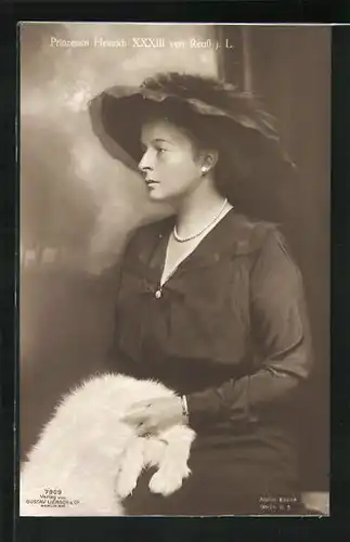 AK Prinzessin Heinrich XXXIII von Reuss im Kleid mit Pelz und Hut