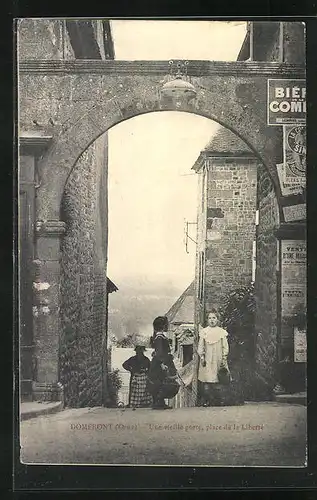 AK Domfront, Place de la Liberte, une vieille porte