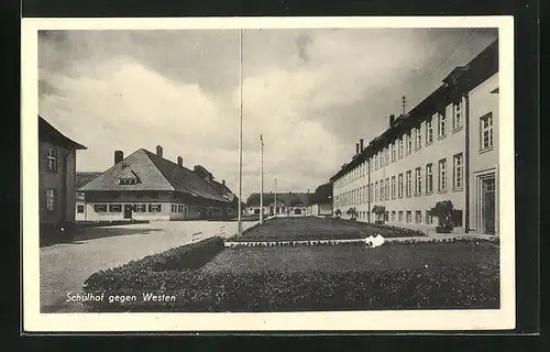 AK Triesdorf, Ackerbauschule, Landwirtschaftliche Lehr- u.Vversuchsanstalten, Schulhof gegen Westen