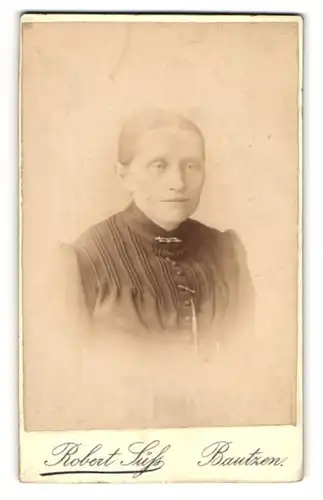 Fotografie Robert Süss, Bautzen, Portrait Frau mit zusammengebundenem Haar