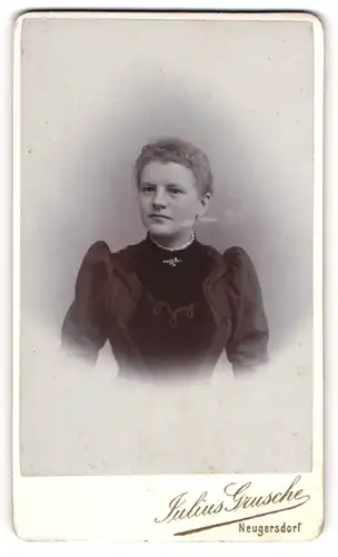 Fotografie Julius Grusche, Neugersdorf, Junge Frau mit zurückgebundenen Haaren trägt dunkles Kleid mit Spitzenkragen