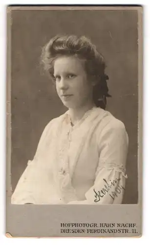 Fotografie Hahn Nachf., Dresden, Junge Dame mit toupiertem Haar trägt eine weisse Bluse