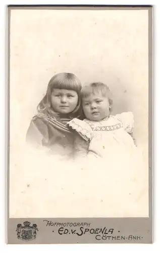 Fotografie Ed. v. Spoenla, Cöthen-Anh., Mädchen posiert mit ihrer kleinen Schwester