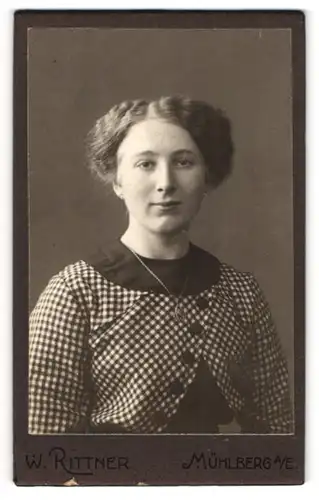 Fotografie W. Rittner, Mühlberg a. / E., Frau mit mittellangen Haaren trägt eine karierte Jacke und eine Halskette