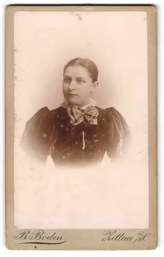 Fotografie B. Boden, Zittau i. / S., Dame mit mittig gescheiteltem Haar trägt Kleid mit kariertem Halsband