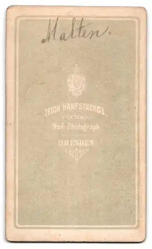 Fotografie Teich-Hanfstaengl, Dresden, Portrait eines Herren mit Schnauzbart vor einer Mauer