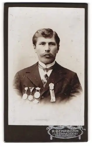 Fotografie R. Behrbohm, Lechhausen, Soldat im Anzug mit Orden